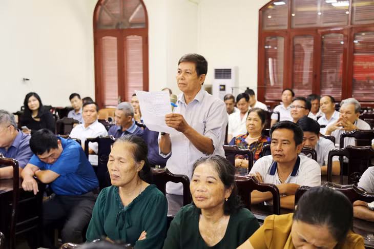 Cử tri TP Móng Cái phát biểu tại buổi tiếp xúc.
