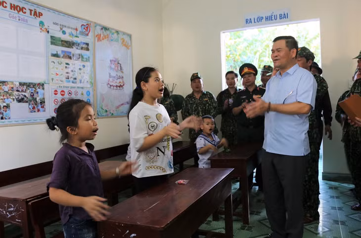 Đoàn công tác đến thăm trường học tại thị trấn Trường Sa.