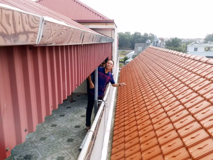 Cán bộ kỹ thuật Xí nghiệp dịch vụ điện lực Quảng Ninh đo đạc, khảo sát