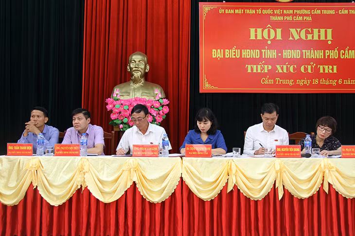 Đại biểu HĐND tỉnh và thành phố tiếp xúc cử tri phường Cẩm Trung, Cẩm Thành
