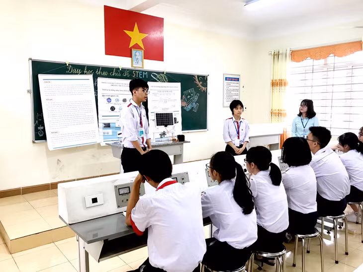 Thiếu nhi Quảng Ninh hăng say học tập tốt theo lời Bác dạy.