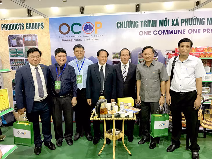 Lãnh đạo cấp cao hai nước Việt Nam, Lào chụp ảnh lưu niệm tại gian hàng sản phẩm OCOP của Quảng Ninh. 