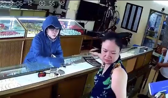 Nữ quái hỏi rất nhiều thông tin khiến chủ cửa hàng bị loạn, mất tập trung. (Ảnh cắt từ clip)