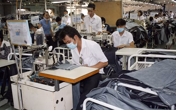 Sản xuất hàng may mặc xuất khẩu tại Công ty cổ phần May mặc Bình Dương.