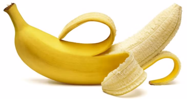 Chuối: Trong chuối có chứa rất nhiều magie và vitamin C tốt cho quá trình trao đổi chất và sức đề kháng cho cơ thể của bạn. Tuy nhiên, sẽ cực kỳ nguy hiểm khi bạn dùng chuối làm thức ăn khi đói, bởi hàm lượng magie sẽ tăng đột ngột trong máu, làm mất sự cân bằng của tim mạch, gây tổn hại cho sức khỏe của bạn.