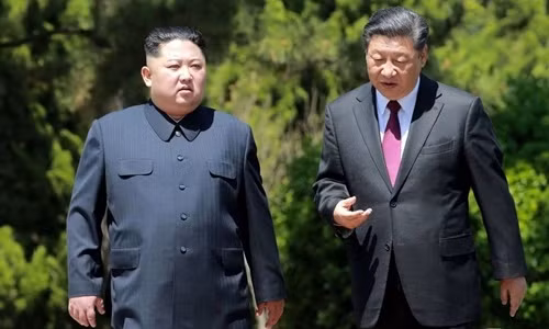 Lãnh đạo Triều Tiên Kim Jong-un (trái) và Chủ tịch Trung Quốc Tập Cận Bình trong cuộc gặp tại Đại Liên hồi tháng 5. Ảnh: AFP.