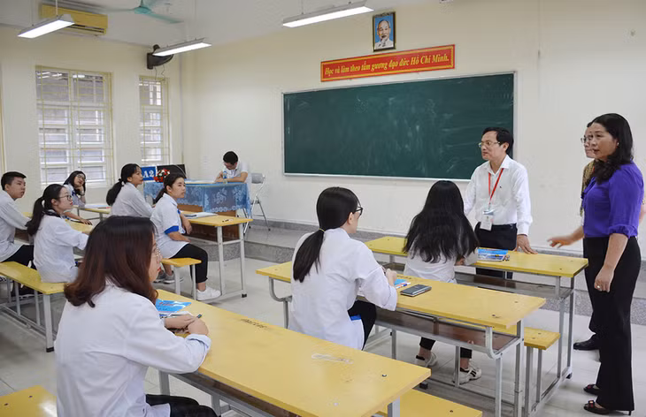 Mai Văn Trinh đã thăm hỏi, động viên các em học sinh, chúc các em thi thành công 