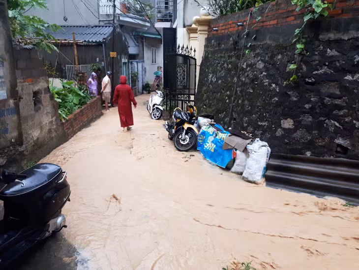 Khu vực cổng Trường THCS Bãi Cháy bị ngập nặng ngày 1/6. (Ảnh: Thanh Tùng)