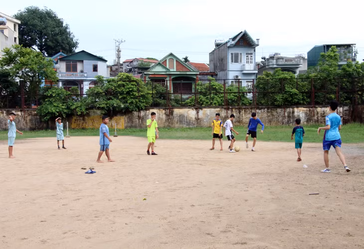 Sân bóng của Công ty CP Than Hà Tu - Vinacomin vẫn là địa điểm vui chơi, luyện tập thể thao yêu thích của người dân phố mỏ.