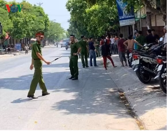  Công an phong tỏa hiện trường, điều tra vụ việc. (Ảnh: Duy Nhiên)