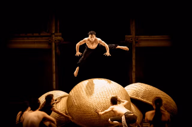 Hình ảnh vở diễn À Ố Làng Phố trình diễn tại Nhà hát Opera House. Ảnh: Luna Production cung cấp