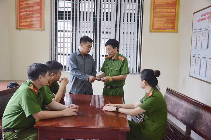 Công an phường Cẩm Tây trả lại tài sản cho người dân đánh rơi.