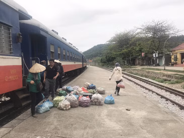 Người dân bốc dỡ hàng hóa tại ga Đại Yên 