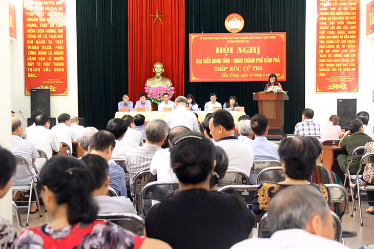 Quang cảnh buổi tiếp xúc cử tri tại phường Cẩm Thành, Cẩm Trung