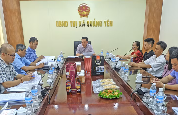 Hội đồng Ban tổ chức thị xã đánh giá chất lượng các sản phẩm OCOP tham gia cuộc thi. 