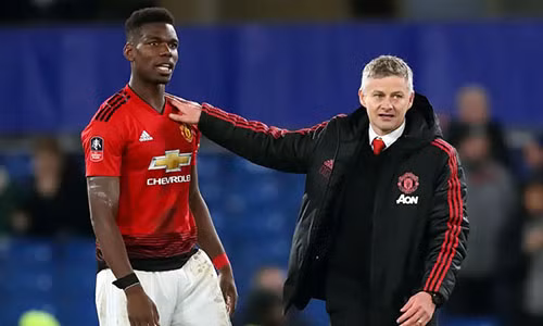 Solskjaer (phải) và Pogba nhiều khả năng không làm việc cùng nhau sau hè 2019. Ảnh: PA.
