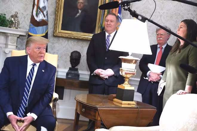 Ông Trump trong cuộc họp với các cố vấn hôm 20/6 tại Phòng Bầu dục của Nhà Trắng. Ảnh: Reuters.