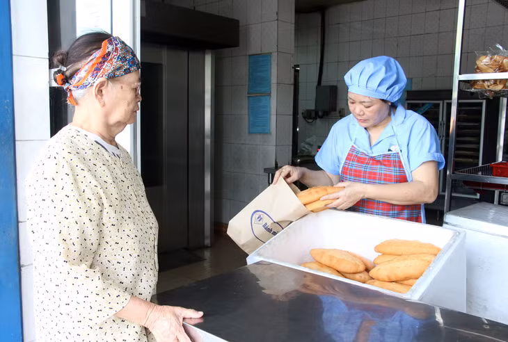 Bánh mỳ mỏ là món ăn đã trở thành thương hiệu của phố mỏ Hà Tu.