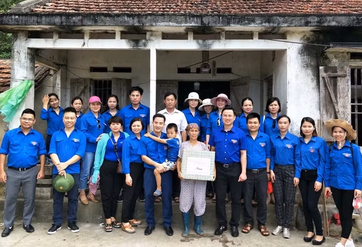 Đoàn thanh niên Văn phòng đại biểu Quốc hội, HĐND, UBND tỉnh tặng quà cho trẻ em nghèo tại xã Cái Chiên