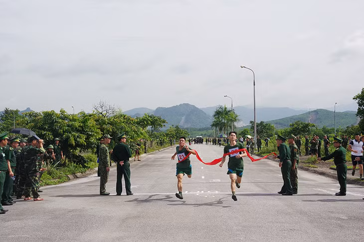Các vận động viên tham gia phần thi chiến sỹ khỏe.