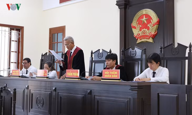  Chủ tọa phiên tòa đã ra quyết định bắt tạm giạm 3 bị cáo.