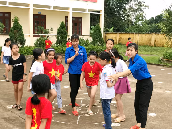 Các em nhỏ thôn Khe Lục, xã Đại Dực, huyện Tiên Yên chơi các trò chơi dân gian trong buổi sinh hoạt hè do Đoàn thanh niên xã tổ chức.