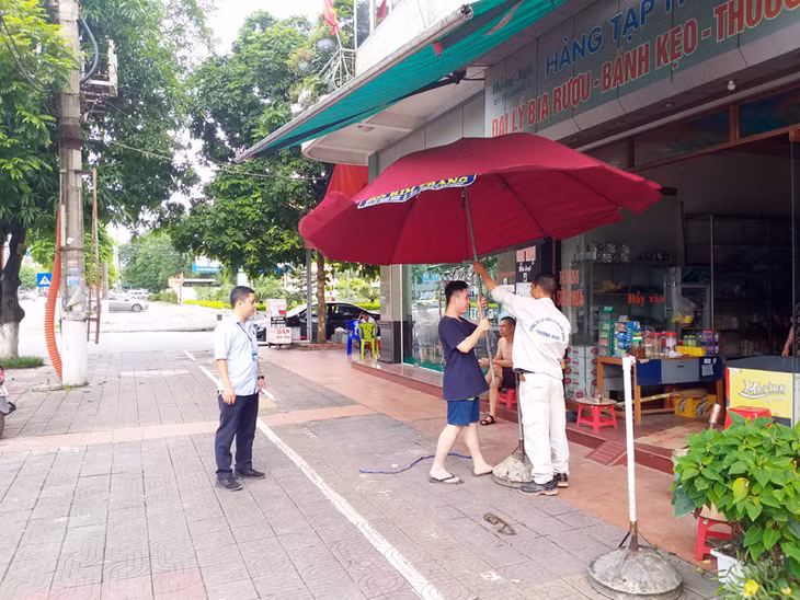 Cán bộ phường Cẩm Thủy vận động người dân chấp hành tốt các quy định về trật tự đô thị