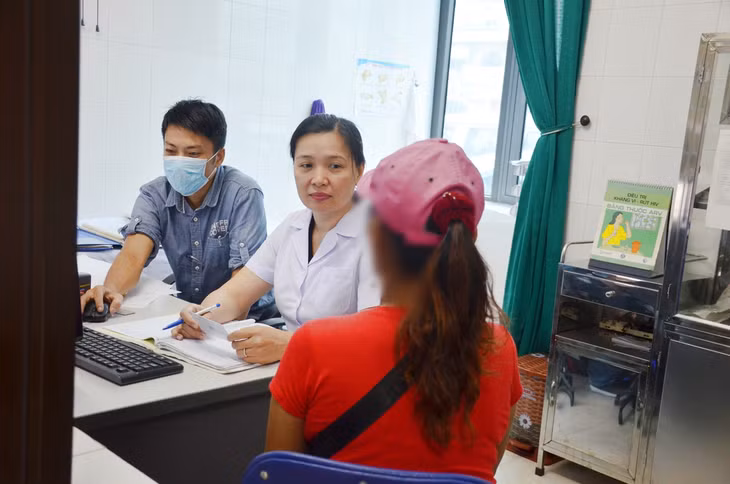 Nhân viên y tế tư vấn điều trị dự phòng cho bệnh nhân HIV/AIDS tại Trung tâm 