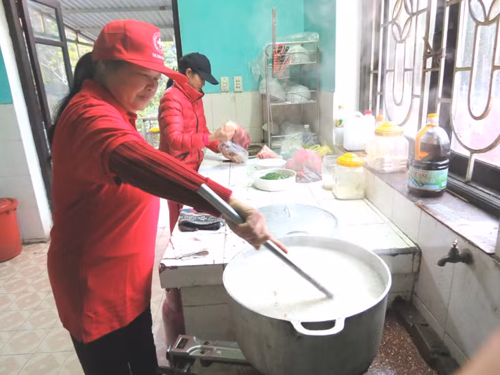 Bà Ngô Thị Thuận dang nấu cháo từ thiện