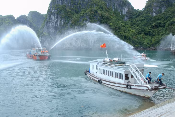 Thực hành phối hợp khắc phục sự cố cháy tàu.