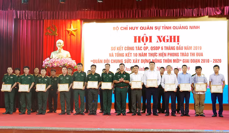 Các tập thể cá nhân được khen thưởng