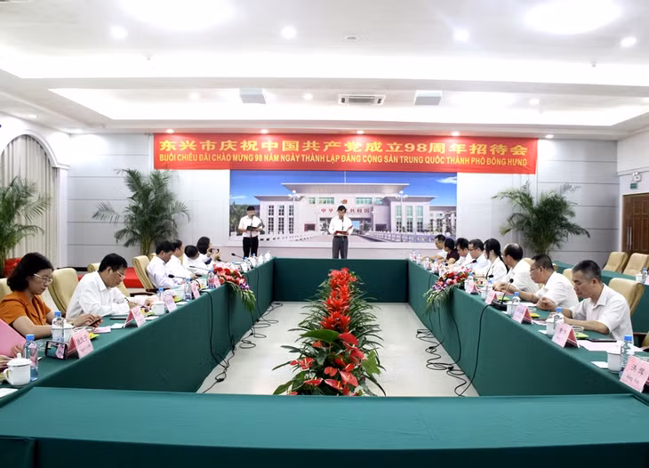 Đoàn Đại biểu TP Móng Cái (Việt Nam) thăm, chúc mừng TP Đông Hưng (Trung Quốc