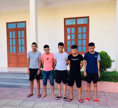  5 đối tượng ném vỡ kính xe khách