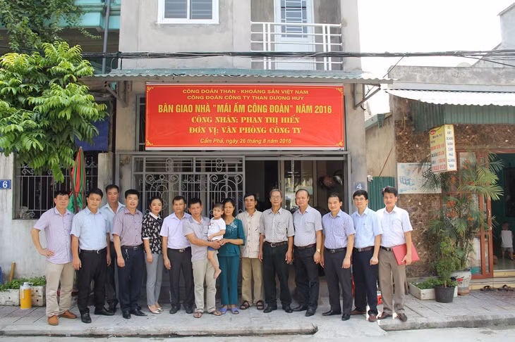 Đại diện Công ty Than Dương Huy trao nhà cho công nhân