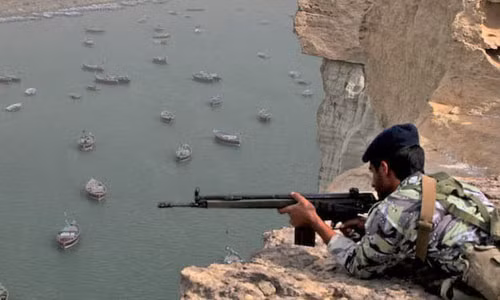 Binh sĩ Iran trong một cuộc diễn tập gần eo biển Hormuz. Ảnh: Reuters.