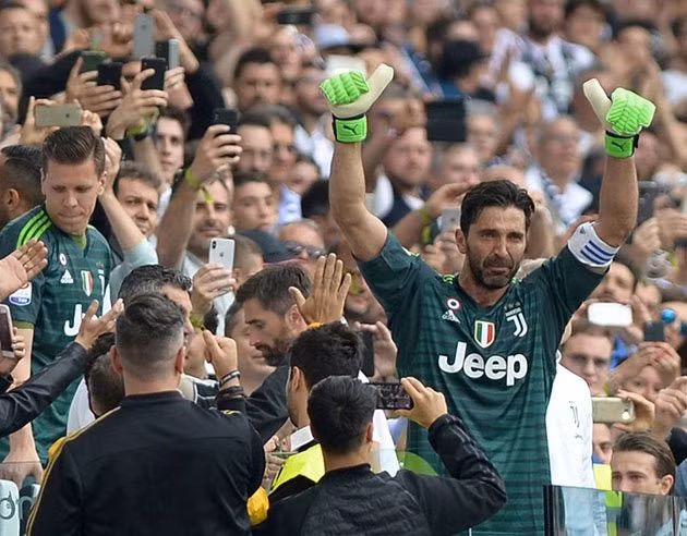  Buffon chia tay Juventus trong những giọt nước mắt sau trận đấu cuối cùng ở Serie A 2017/2018.