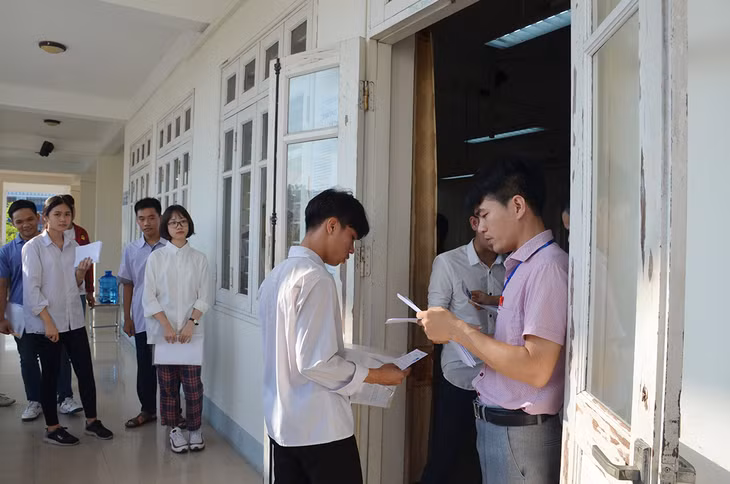 Các thí sinh được gọi vào phòng thi