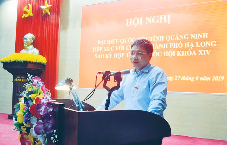 Đồng chí Nguyễn Văn Thắng phát biểu tại buổi tiếp xúc cử tri TP Hạ Long.