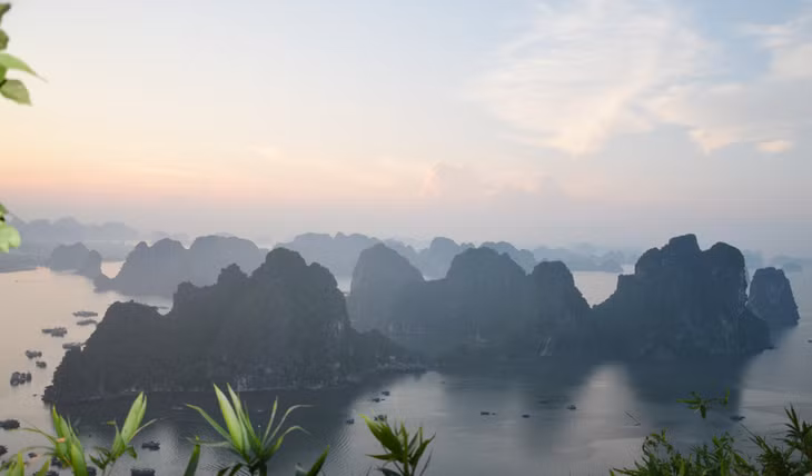 Vịnh Hạ Long có rất nhiều địa danh liên quan đến truyền thuyết đàn rồng giáng trần.