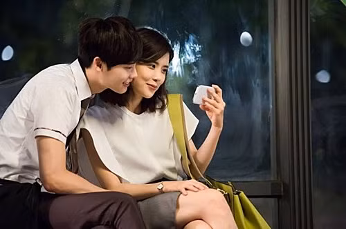 Nam chính phim I hear your voice là một nam sinh, còn nữ chính là luật sư trưởng thành.