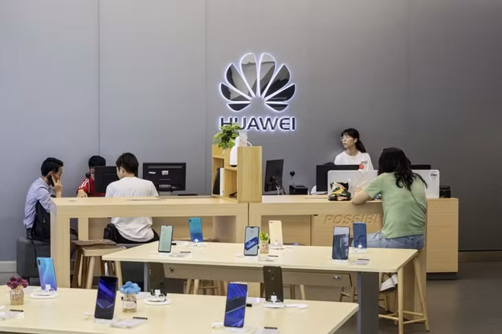 Các nhà mạng tại châu Âu cũng bị ảnh hưởng do người dùng hạn chế mua smartphone Huawei. Ảnh: Bloomberg.
