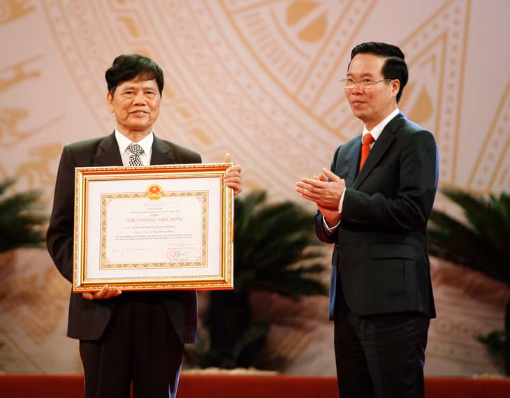 Nhà văn Dương Hướng được trao tặng giải thưởng Nhà nước về văn học nghệ thuật năm 2017.