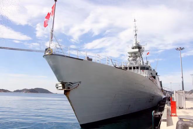 Đây là lần đầu tiên tàu Hải quân Hoàng gia Canada cập cảng quốc tế Cam Ranh. Ảnh: An Bình.