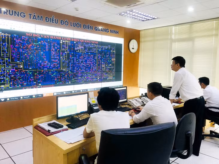 Cán bộ Công ty Điện lực Quảng Ninh trực điều hành đảm bảo cung cấp điện cho các địa điểm thu
