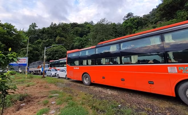 Hàng trăm phương tiện trên QL20 bị "chôn chân" bởi sự cố này.