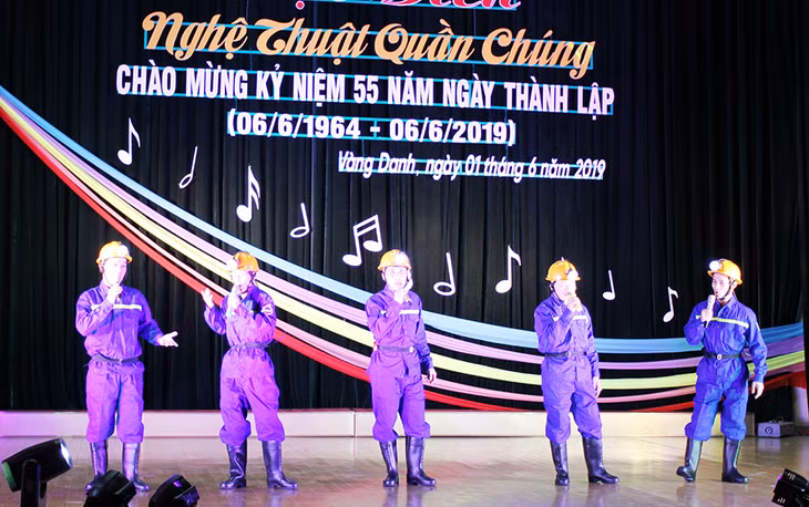 Sau những giờ lao động mệt nhọc, nhiều thợ mỏ của Công ty CP Than Vàng Danh lại bước lên sân khấu như những nghệ sĩ thực thụ.