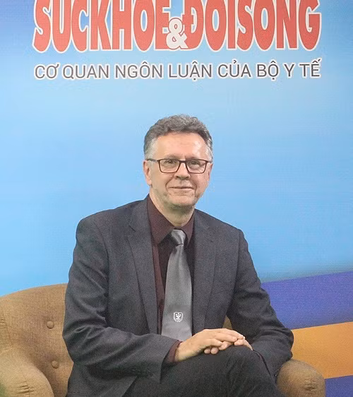 GS.TS Kiss István - Tiến sỹ tại Viện Khoa học Hungary, Viện trưởng Viện Y tế Sức khỏe Cộng đồng của Trường Đại học Y thuộc Đại học Pécs, Hungary