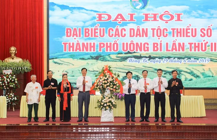 Ảnh 2-Đại biểu tặng hoa chúc mừng Đại hội (Ảnh: Huyền Trang)