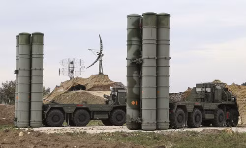 Xe phóng đạn thuộc tổ hợp S-400 Nga. Ảnh: TASS.