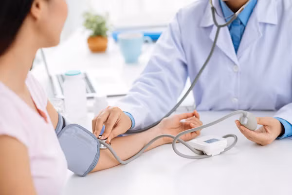 Huyết áp tối đa không được cao hơn 120 mmHg và huyết áp tối thiểu không được cao hơn 80 mmHg